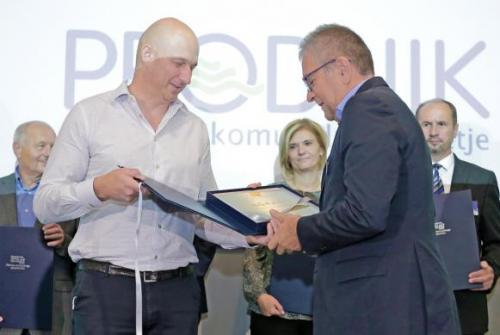 Na sliki direktor podjetja Prodnik Marko Fatur prejema nagrado s strani predsednika Zbornice komunalnega gospodarstva.