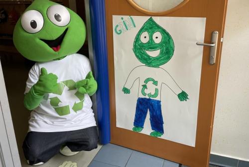 Na sliki je Grini v vrtcu ob plakatu, ki so ga ustvarili otroci.