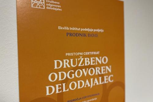 Na sliki je prejeti certifikat družbeno odgovoren delodajalec.