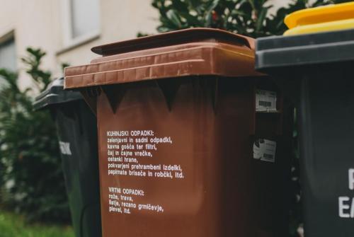 Na sliki je rjavi zabojnik.