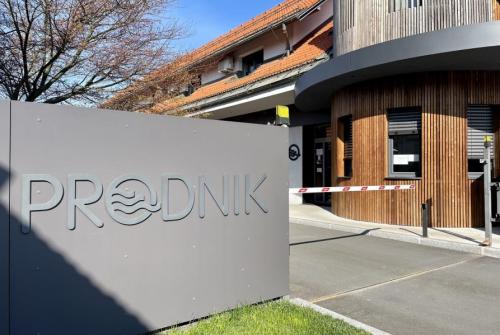 Vhod v upravno stavbo Prodnik.
