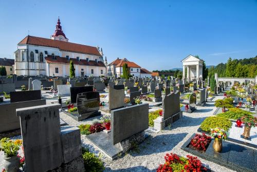 Na sliki je pokopališče v Mengšu.