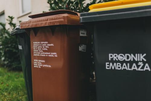 Na sliki sta zabojnika za ločevanje odpadne embalaže in biološko razgradljivih odpadkov.