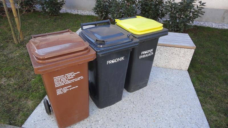 Na sliko so zabojniki za ločeno zbiranje embalaže, bioloških odpadkov in mešanih odpadkov.