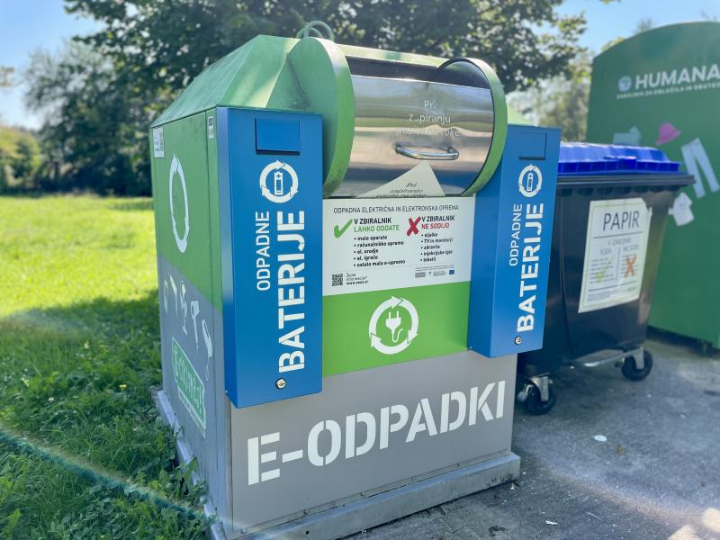 Ulični zbiralnik za manjše elektronske naprave in baterije.