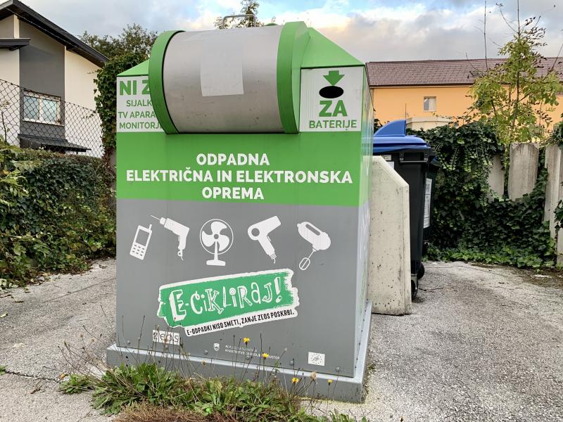 Na sliki je ulični zbiralnik za odpadno elektronsko opremo na enem izmed ekoloških otokov.