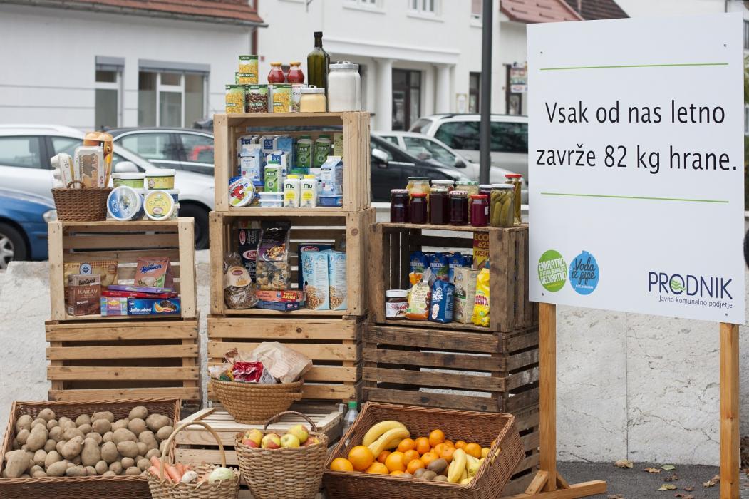 Slika prikazuje količino hrane (82 kg), ki jo v povprečju letno zavrže posameznik.