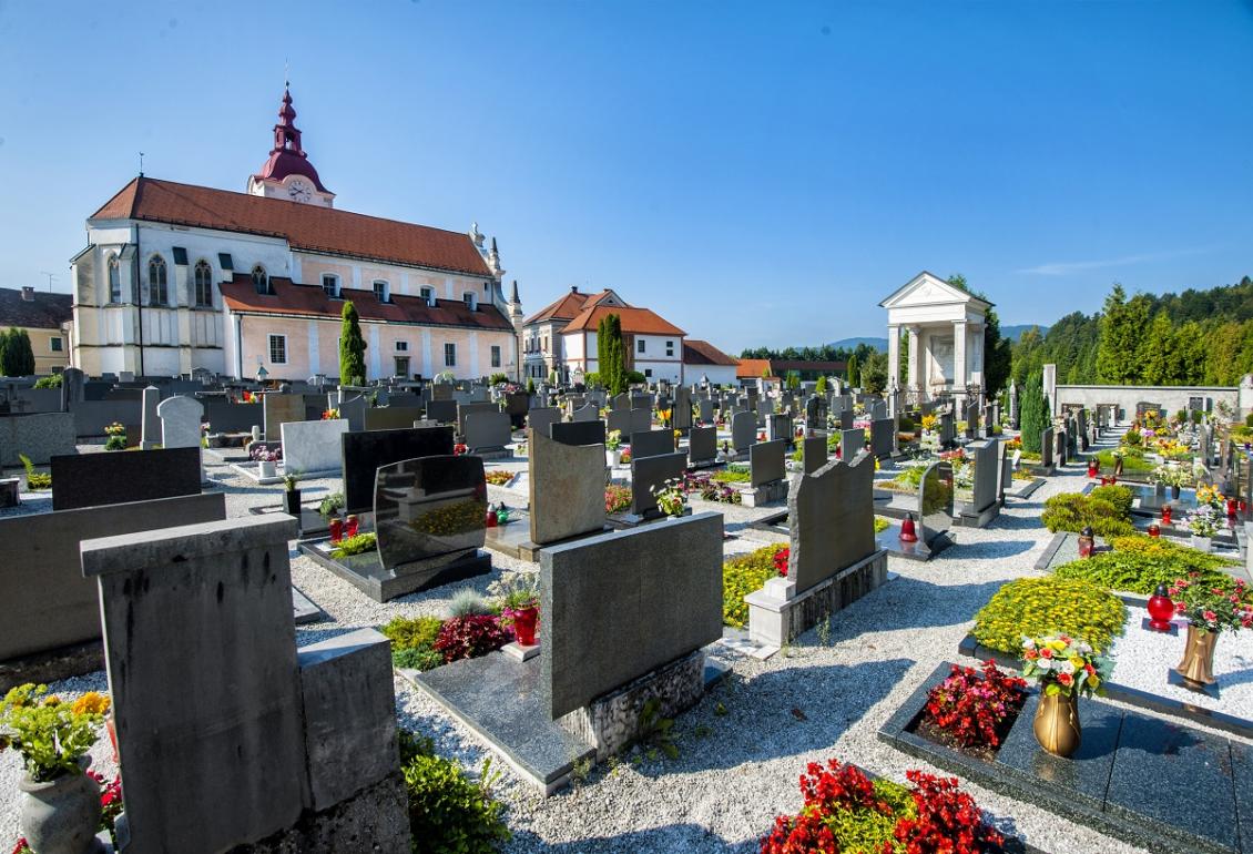 Na sliki je pokopališče, v ozadju cerkev.