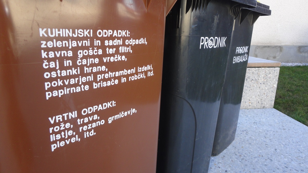 Na sliki so zabojniki za odpadke, v ospredju zabojnik za bio odpadke.