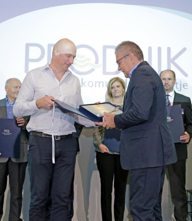 Na sliki direktor podjetja Prodnik Marko Fatur prejema nagrado s strani predsednika Zbornice komunalnega gospodarstva.