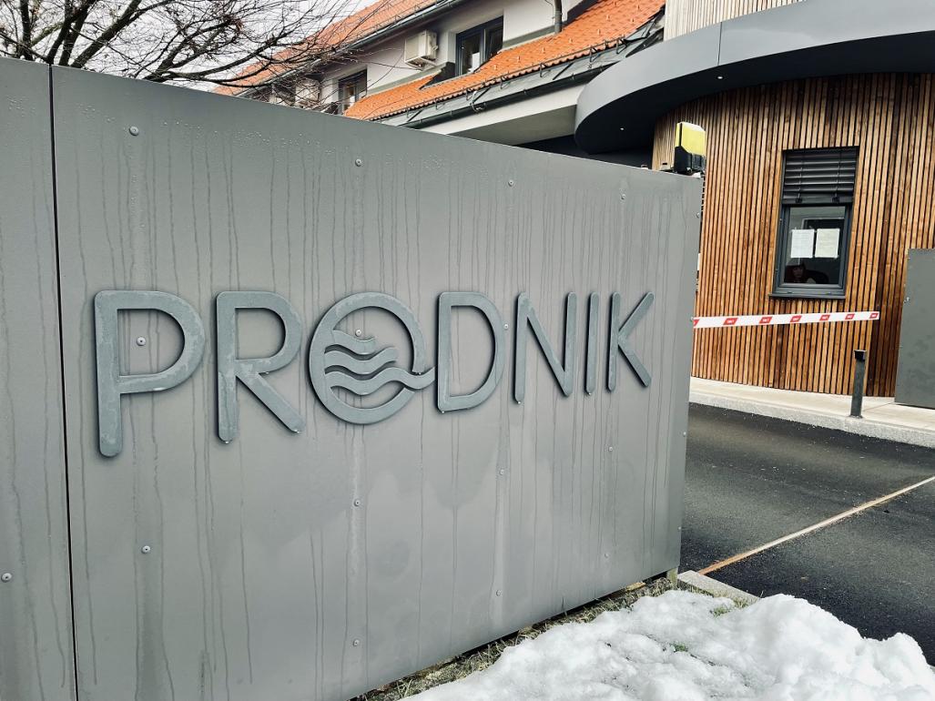 Vhod v upravno stavbo Prodnik.
