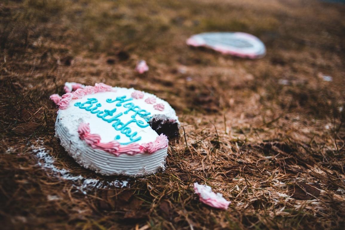 Na sliki je odvržena rojstnodnevna torta.