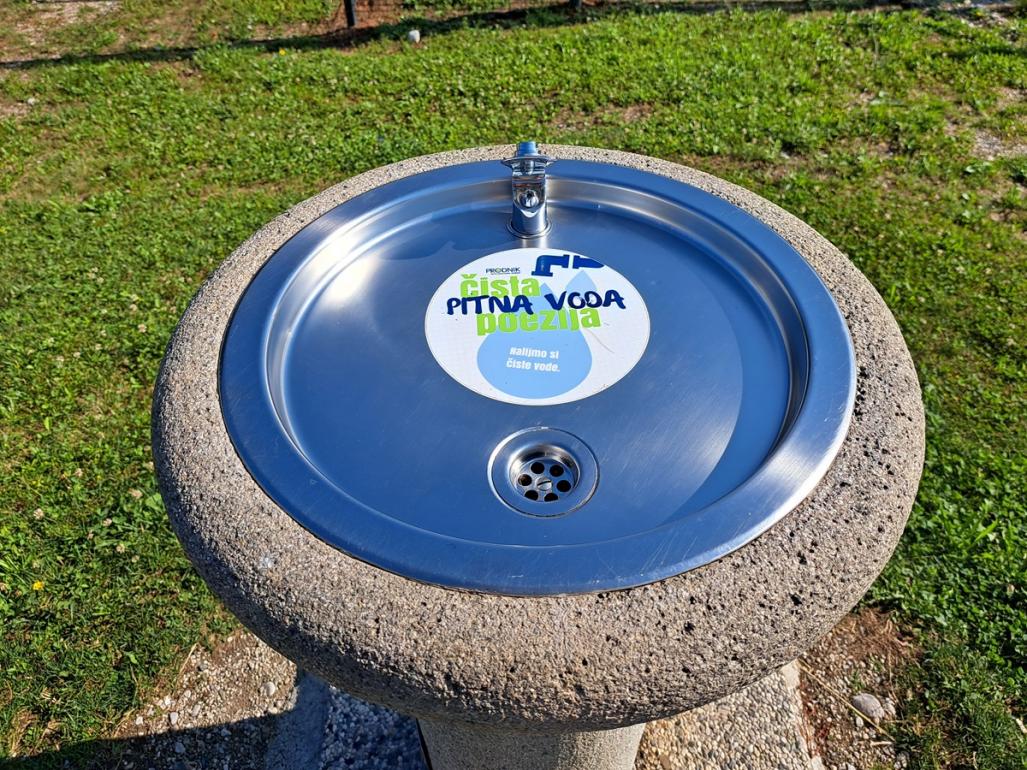 Pitnik z nalepko Čista pitna voda.