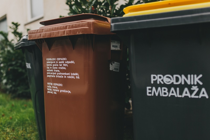 Zabojnika za biološko razgradljive odpadke in embalažo.