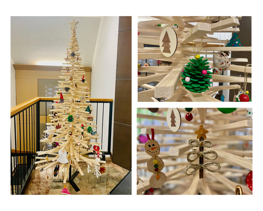 Smreka iz lesenih desk, okrašena z ročno izdelanimi okraski iz naravnih in odpadnih materialov.